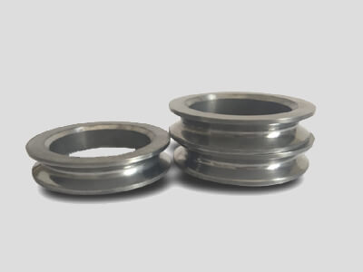 Tungsten carbide wire descaling roll